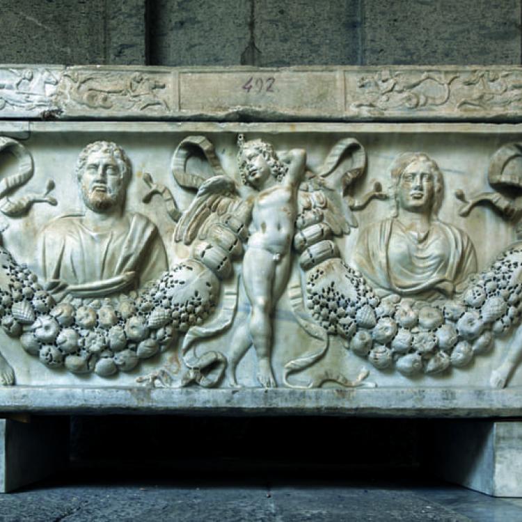 Sarcofago romano di età imperiale. Napoli, Museo Archeologico Nazionale.