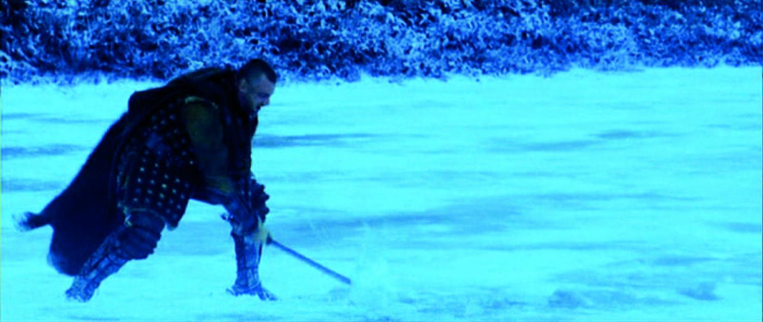Per provocare la rottura del ghiaccio Dagonet avanza verso i nemici armato di un’ascia e colpisce la superficie del lago.